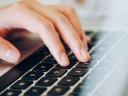 ラップトップ-キーボード-タイピング-ライティング-インターネット-仕事