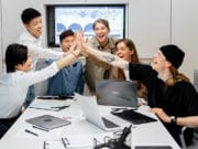 مطورو البرمجيات - فريق - بناء فريق - زملاء العمل