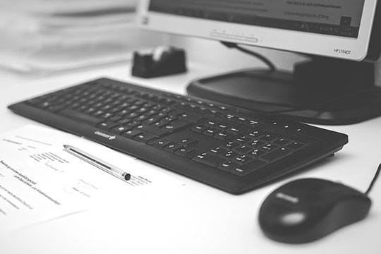 ordinateurs-bureau-travail-clavier-souris-document-moniteur-technologie-pc-historique-futur