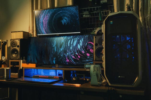 ordinateurs-de-bureau-configuration-pc-espace-de-travail-domicile-bureau-historique-futur