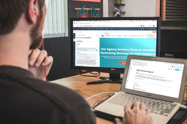 komputer-laptop-pemasaran-blogging-kerja-kantor-seo-web-desain