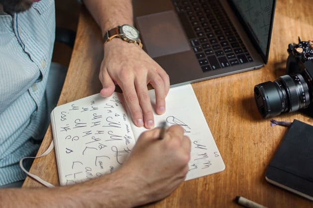 로고-디자인-크리에이티브-스튜디오-작업-데스크-프리랜서-브랜딩-스케치-그리기