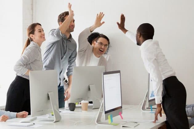 réunion-entreprise-bureau-travail-d'équipe-conférence-démarrage-célébration-succès