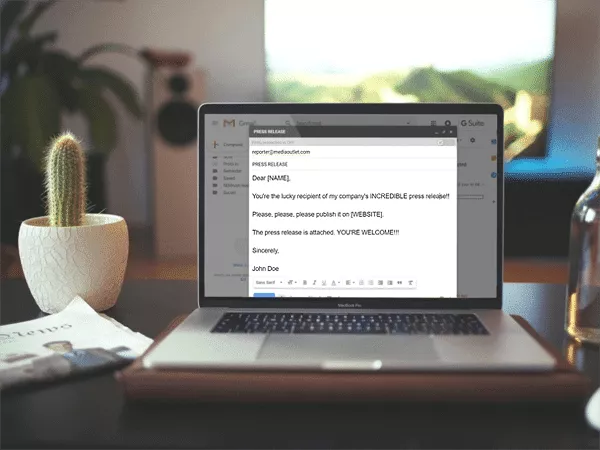 Un profesionist de relații publice face mai multe greșeli în prezentarea sa: îmbinare a corespondenței și linia de subiect greșite și nu oferă valoare publicului reporterului