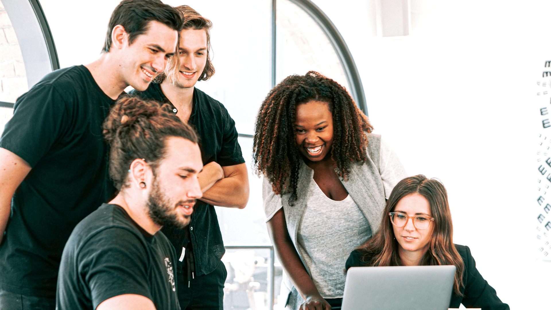 不正の紹介活動を監視する