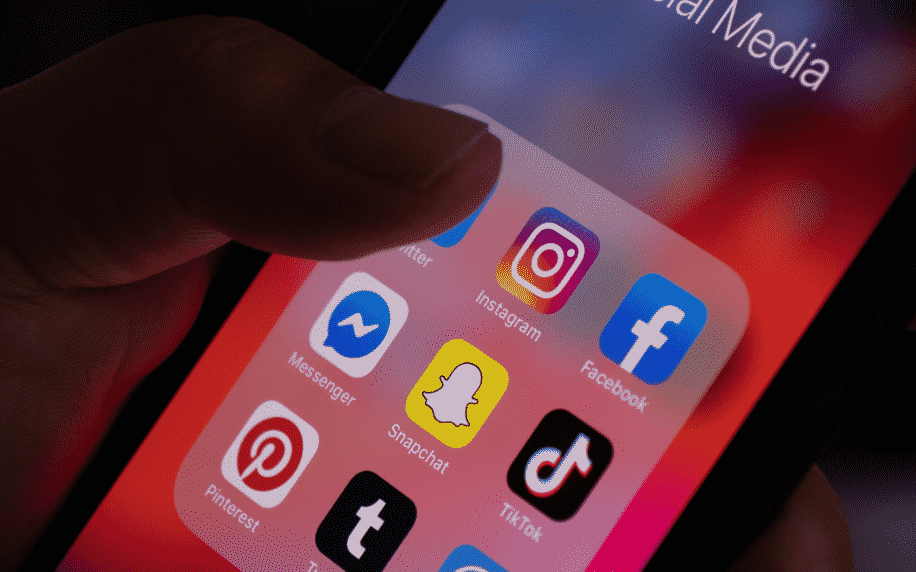 มือถือโทรศัพท์ที่มีแอพโซเชียลมีเดียบนหน้าจอ