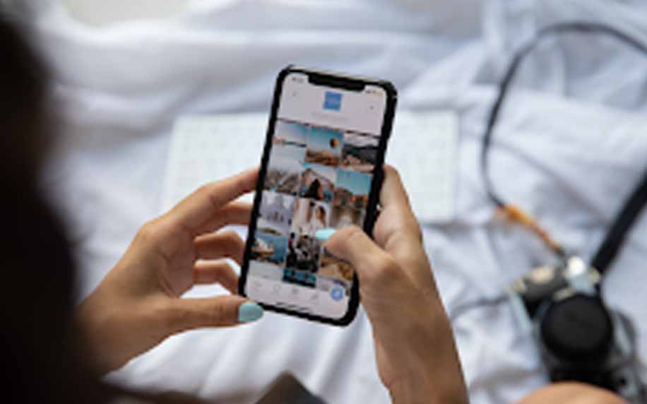 кто-то просматривает социальные сети и смотрит на инфлюенсеров