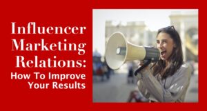 Wanita dengan megafon di jalan