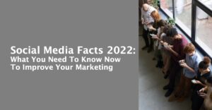 Menschen, die sich soziale Medien auf dem Smartphone ansehen