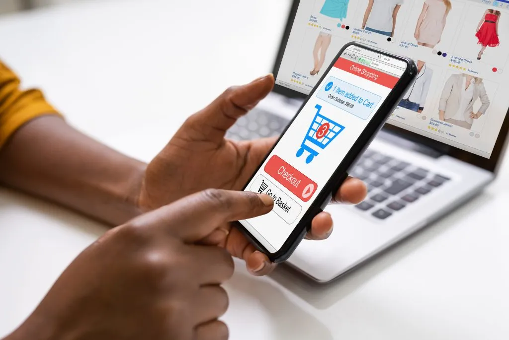 Image en gros plan d'une page de paiement de commerce électronique sur un téléphone mobile