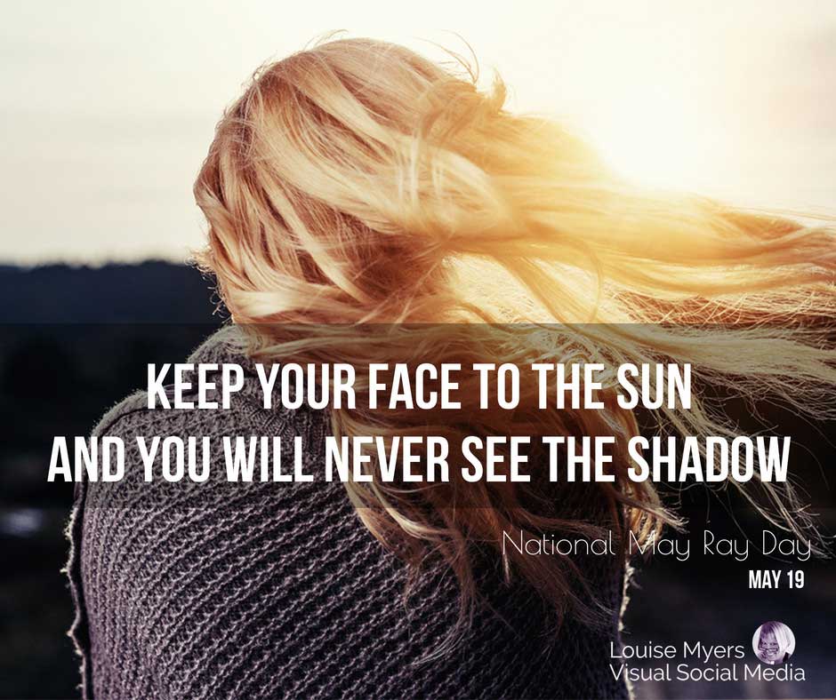 wanita menghadapi matahari terbenam mengatakan Hari May Ray Nasional.