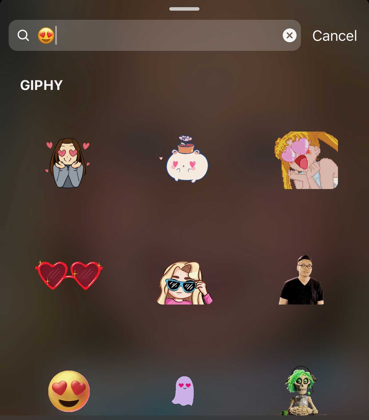 Suchergebnisse für Sticker beim Eingeben eines Emoji.