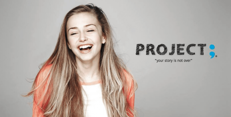 jeune fille en orange qui rit