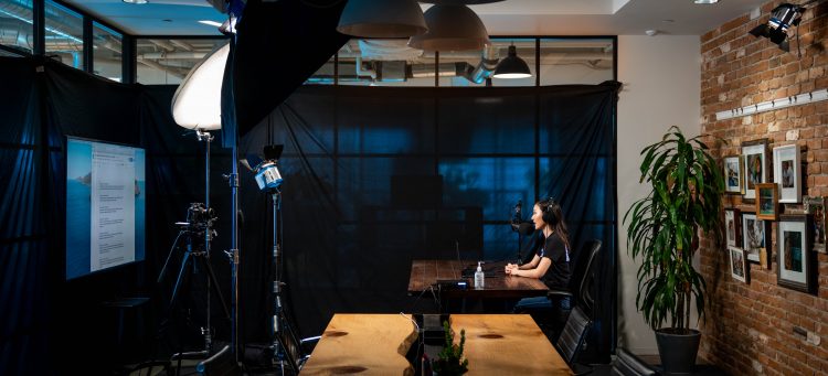 شخص على المكتب يستضيف حدثًا افتراضيًا