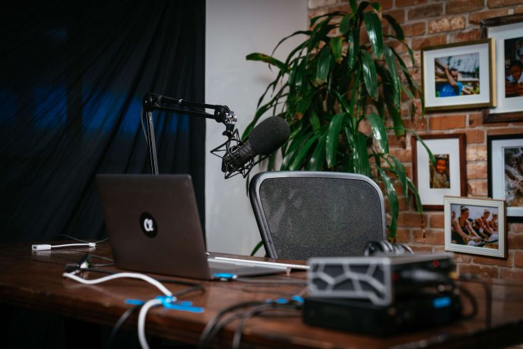 كرسي فارغ في حدث افتراضي أنيق