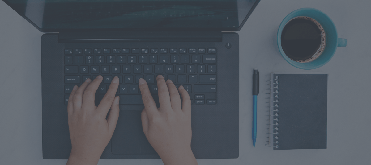 mani che digitano sulla tastiera di un laptop