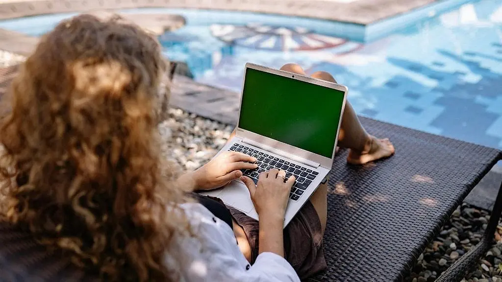 เสนองานทางไกล