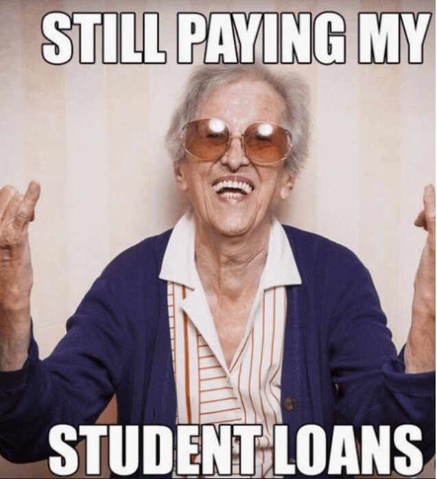 personne âgée qui paie encore des prêts étudiants