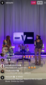 Due screenshot di Brandy e Monica seduti insieme sul palco. Uno screenshot mostra il formato live di Instagram e l'altro mostra il formato live di Youtube