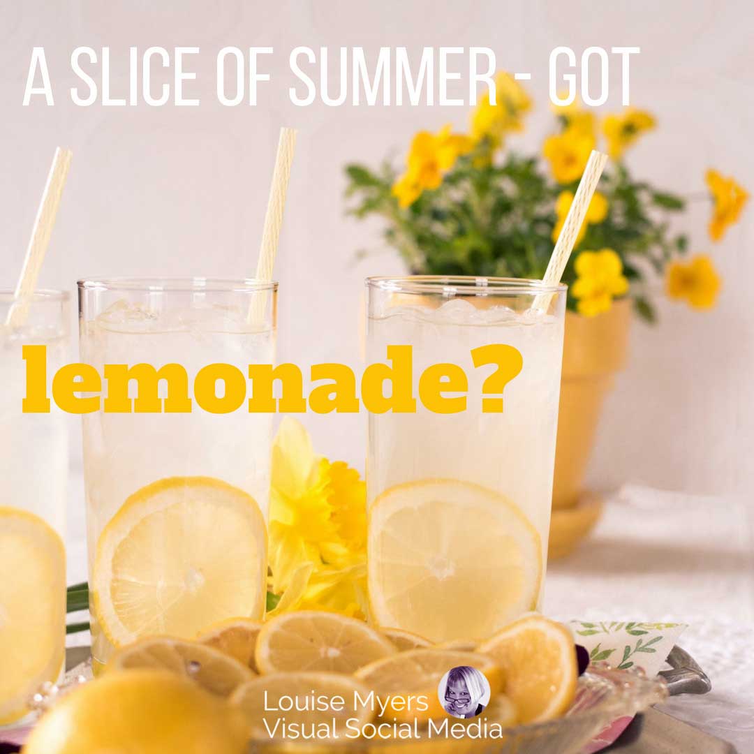 แก้วน้ำมะนาวเย็นฉ่ำกับมะนาวฝานและดอกไม้สีเหลือง