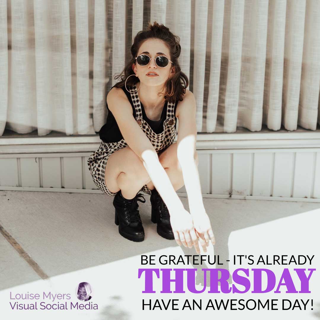 syasの外に座っている女性は、すでに木曜日に素晴らしい一日を過ごしていることに感謝しています。