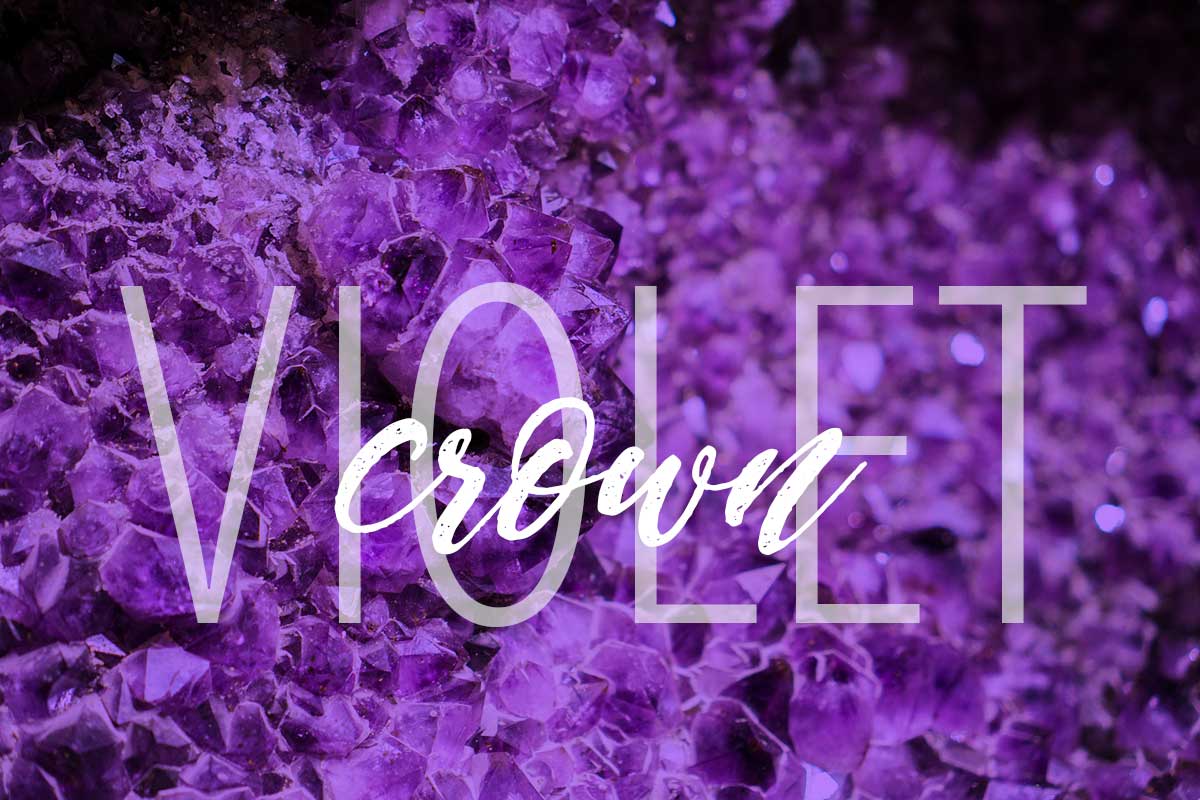 テキストオーバーレイバイオレットクラウンと輝くアメジストクリスタル。
