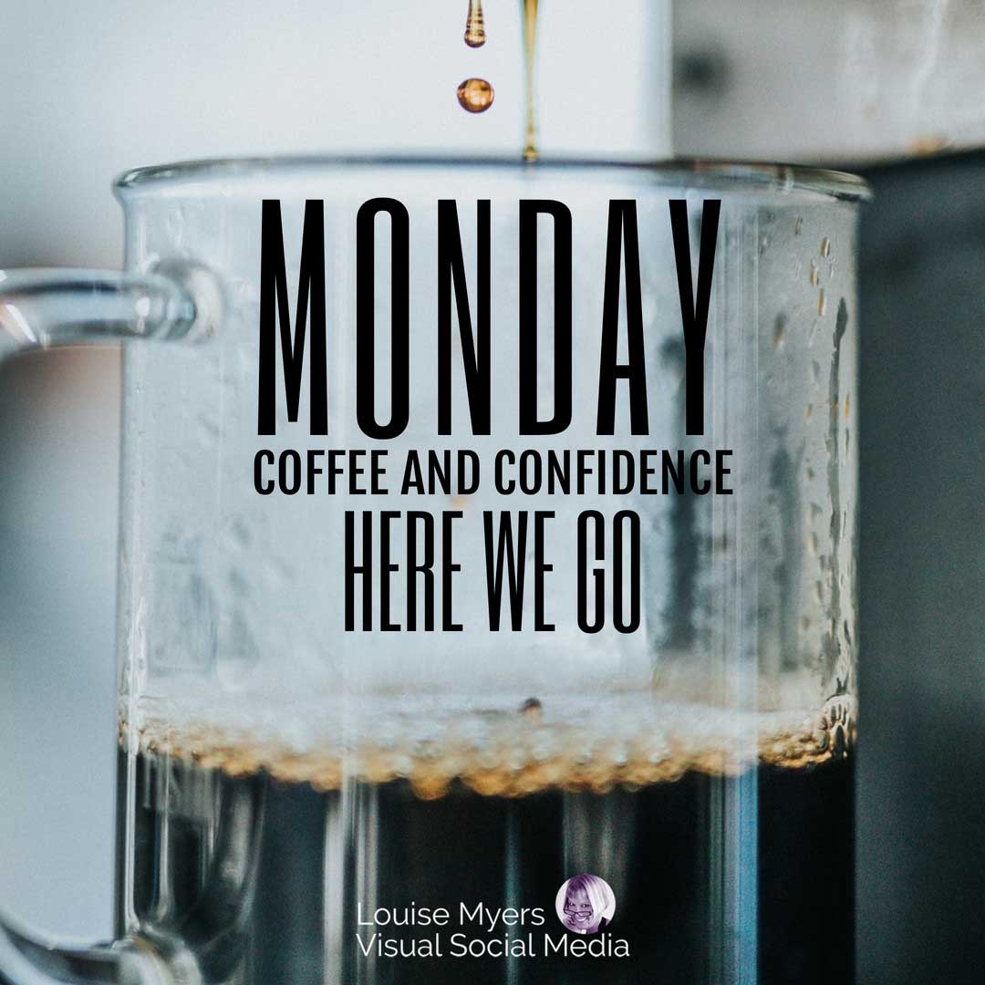 كوب زجاجي به قهوة مكتوب عليه قهوة الإثنين والثقة ، ها نحن ذا.