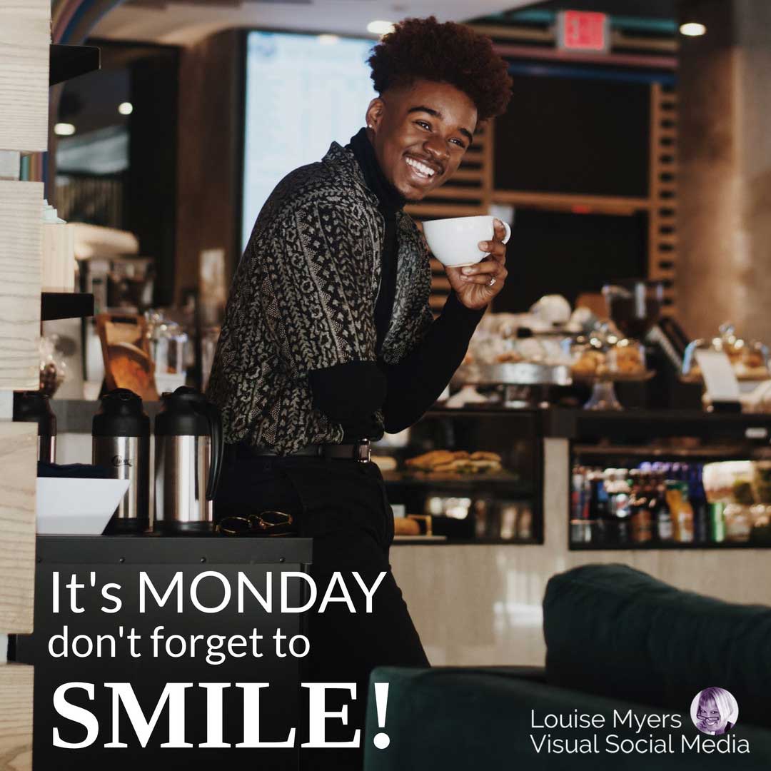 رجل أسود في مقهى مع رسالة نصية ، إنه يوم الإثنين ، لا تنس أن تبتسم.
