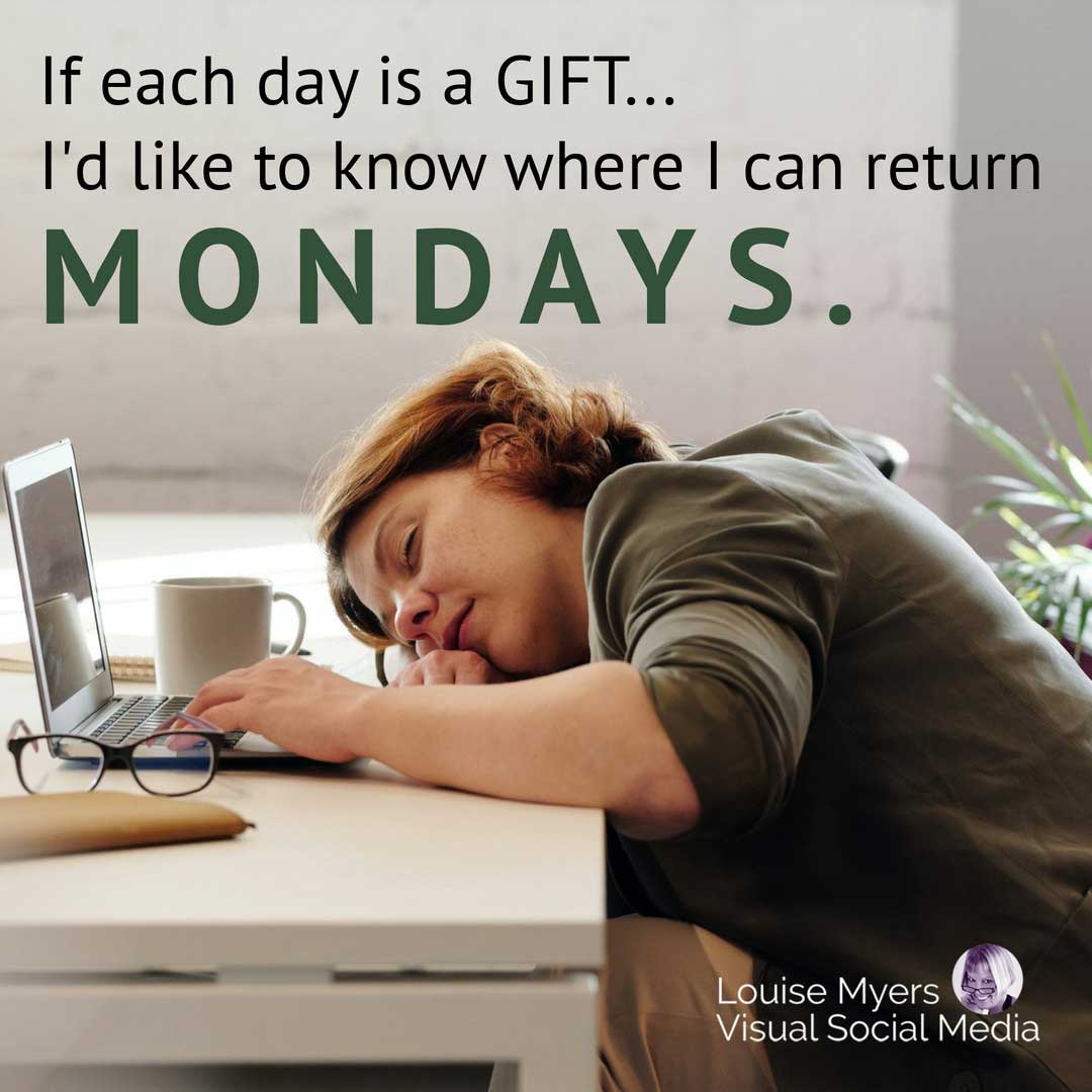 امرأة نائمة على المكتب تقول إذا كان كل يوم هو هدية أريد أن أعود كل يوم.