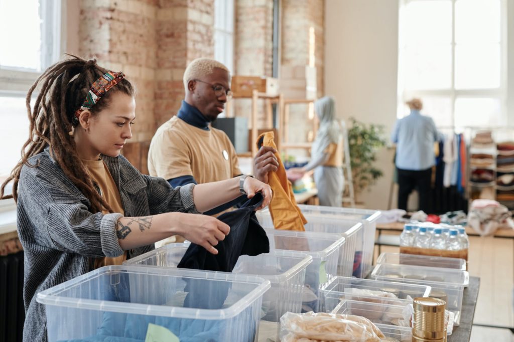 homme et femme faisant du shopping dans un magasin de vêtements