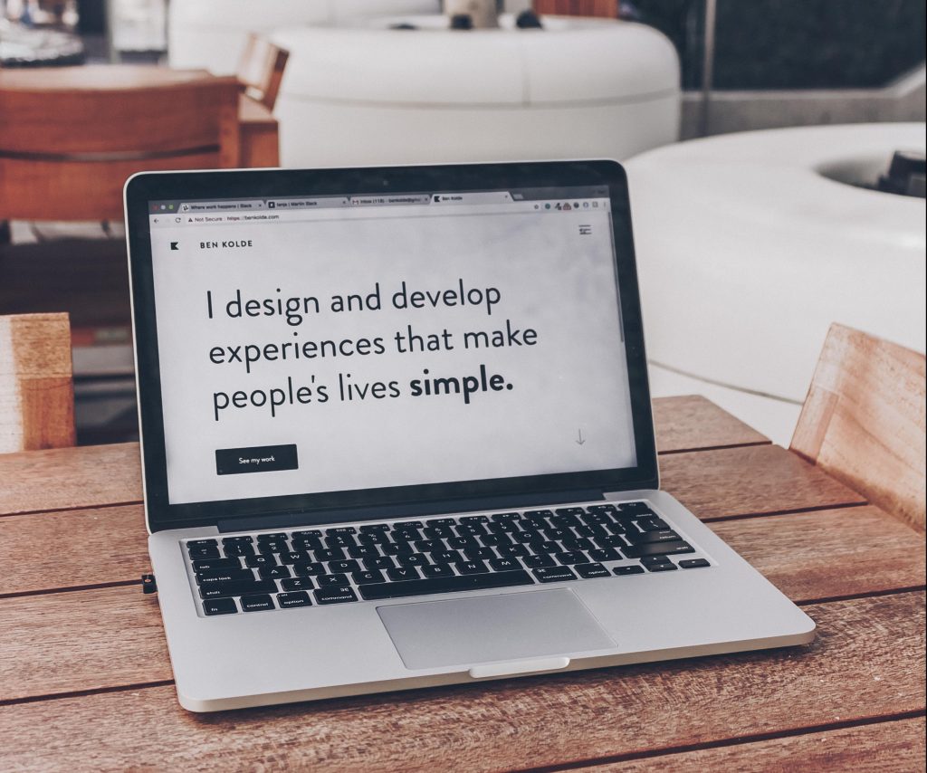 Gros plan sur l'écran d'un ordinateur portable - Comment écrire une bonne page sur nous - Blog de COPify
