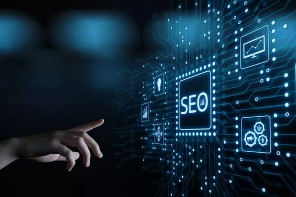 persona che punta al display digitale di SEO e analisi