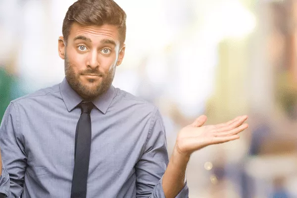 Mann sieht verwirrt aus