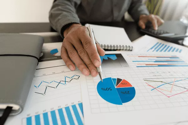 pessoa olhando dados em papel