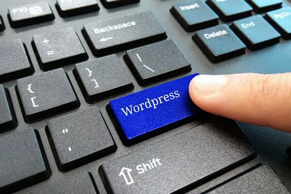 Botão do WordPress sendo pressionado em um teclado