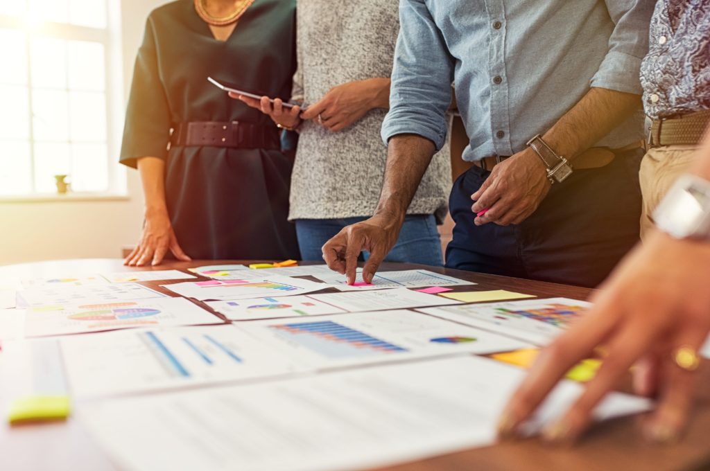 Équipe de gestion de projet travaillant ensemble.