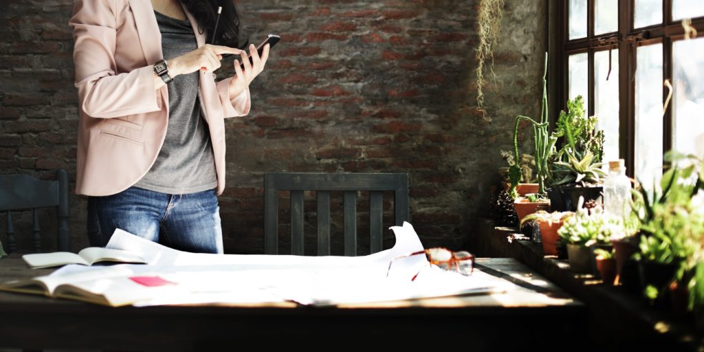 Personne travaillant sur un projet dans un bureau.