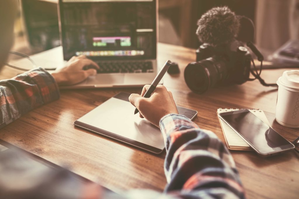 ผู้ชายกำลังตัดต่อวิดีโอการตลาดแบบมืออาชีพ