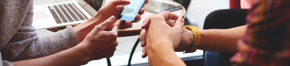 El equipo inicia la revisión de su sitio web con una computadora portátil y una reunión.