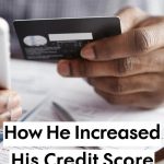 携帯電話とデビットカードを持って事務処理PIをしているチェックシャツの人