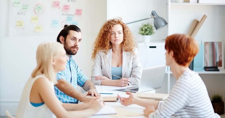 Equipo de marketing discutiendo estrategias de SEO B2B