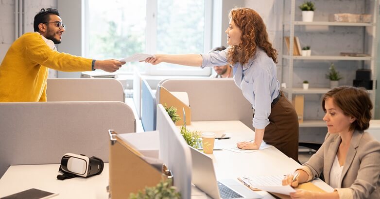 Equipo de marketing optimizando contenido SEO B2B