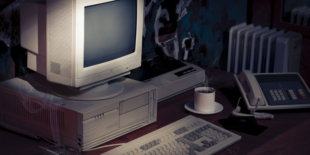 كمبيوتر شخصي قديم لرجل أعمال انطوائي على المكتب