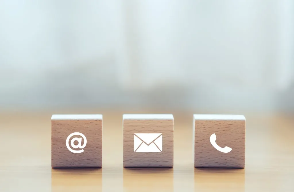 세 개의 나무 블록 - @ 기호가 있는 블록, 봉투가 있는 블록, 수화기가 있는 블록