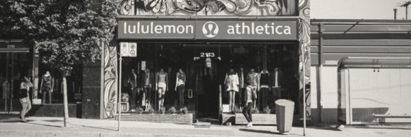 Fotografía en blanco y negro de un escaparate de lululemon