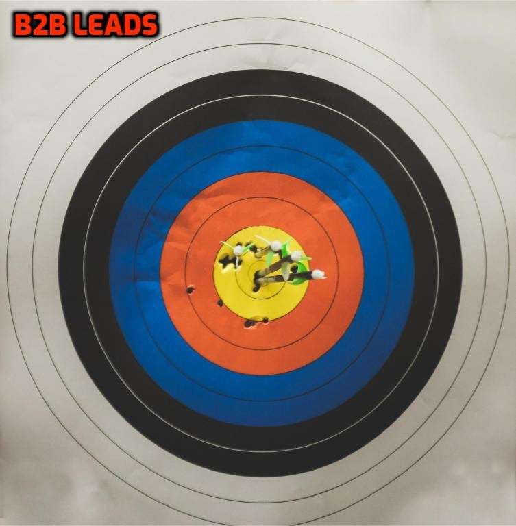 Papan target dengan banyak lubang dan anak panah yang ditusuk di tengahnya