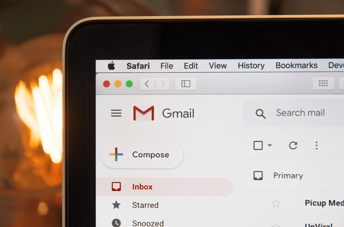 Photographie du coin d'un écran Gmail