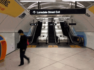 Confira como a escada rolante se move enquanto a pessoa permanece parada.