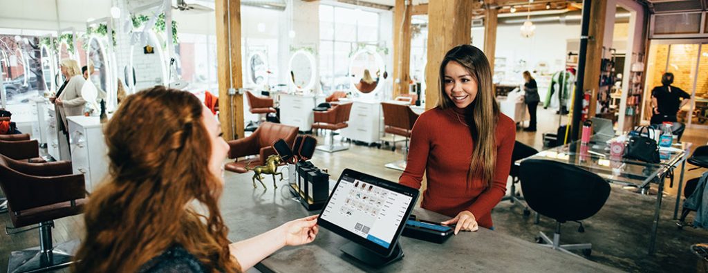 カウンターで何かを買う人