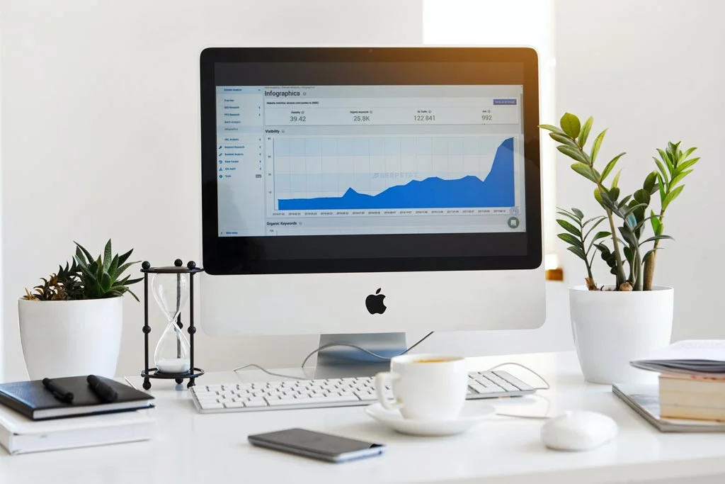 Computer mit einem Liniendiagramm auf dem Bildschirm